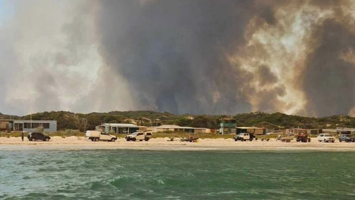 Wedge Island fire updates: Communities on edge as massive bushfire ...