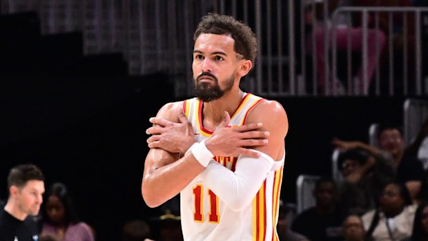 Trae Young de los Atlanta Hawks celebra durante el partido contra los Charlotte Hornets.