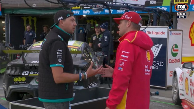 Kostecki en Mostert in de pitlane. 