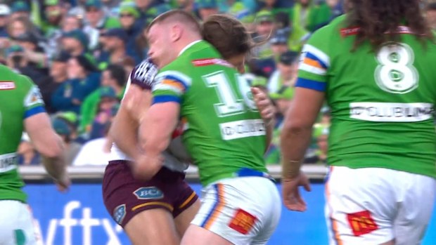 Broncos yıldızı Pat Carrigan, Morgan Smithies'e kafa attı.