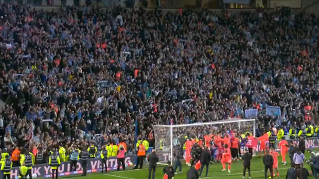 超过7500名球迷共同庆祝了这一历史性时刻。