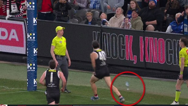 Sahaya fırlatılan şişe.