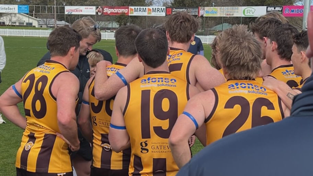 Players, umpires and officials at local football and netball clubs have committed to wearing blue bands during this week's finals matches, in honour of the two fallen police officers.