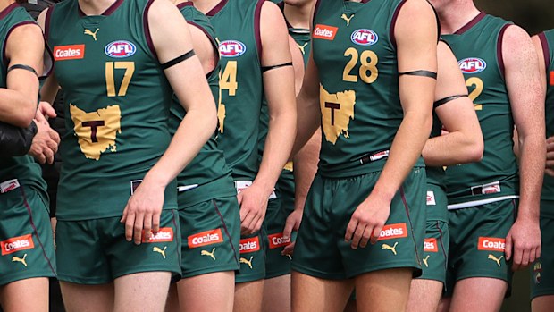 Tassie Devils oyuncuları Coates Talent League'de zaferi kutlarken