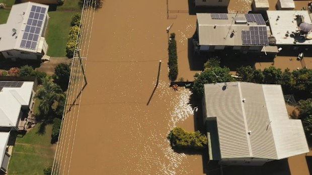 Queensland flooding: Bodies found in search for two missing Chinese ...
