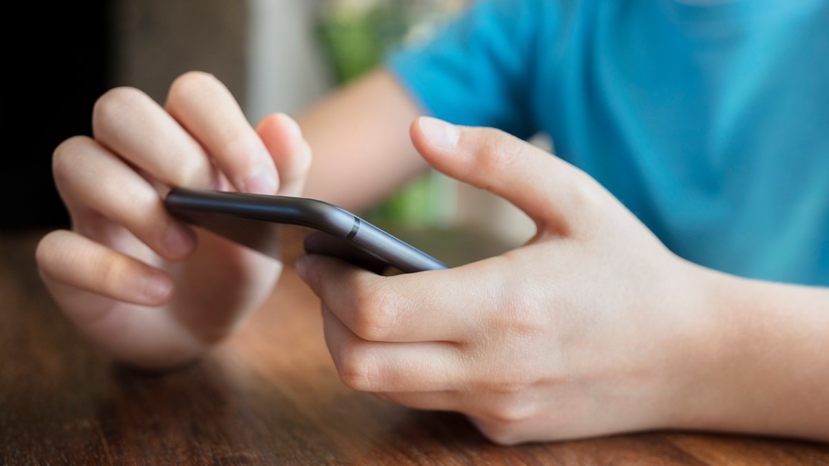 Mum horrified by US school's new mobile phone policy allowing them to ...