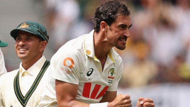 Mitchell Starc, ilk Ashes Test'inde Ben Stokes'ın wicket'ını kutluyor.