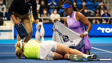 Naomi Osaka puts a towel over Daria Saville after the Australian's injury. 