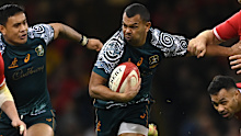 Australia fullback Kurtley Beale makes a break to set up the second Wallabies try.
