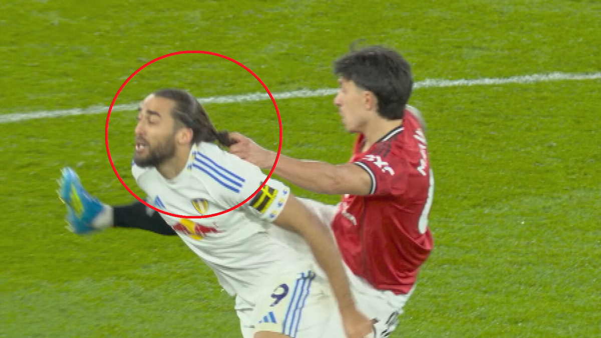 Manchester United verliest van Leeds nadat Lisandro Martinez van het veld wordt gestuurd wegens haartrekken; Uitslagen Premier League, video