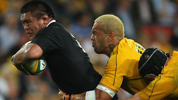 Keven Mealamu de los All Blacks es abordado por Digby Ioane y Dan Vickerman de los Wallabies.
