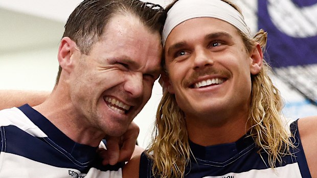 Patrick Dangerfield ve Bailey Smith.