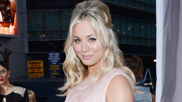 Kaley Cuoco curls