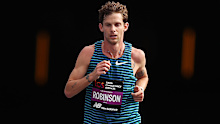 Brett Robinson on his way to breaking Robert de Castella's 36-year-old Australian marathon record.