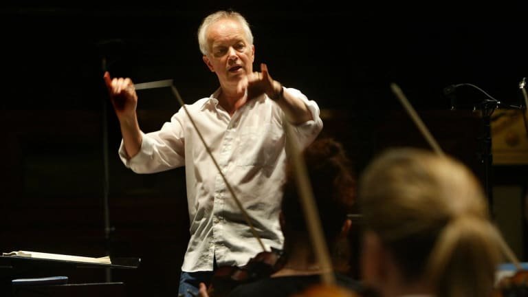 Edo de Waart's classical poise resulted in a thrilling performance.