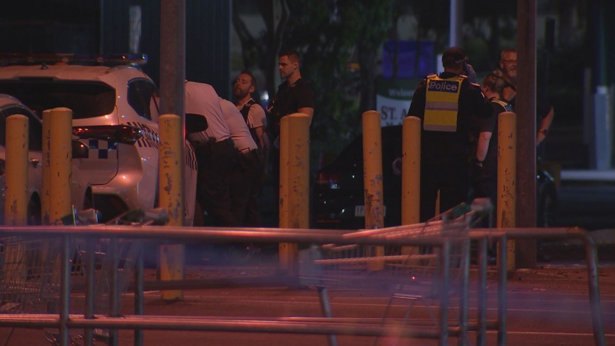 Man dies in alleged stabbing during fight in Melbourne overnight | Nine ...