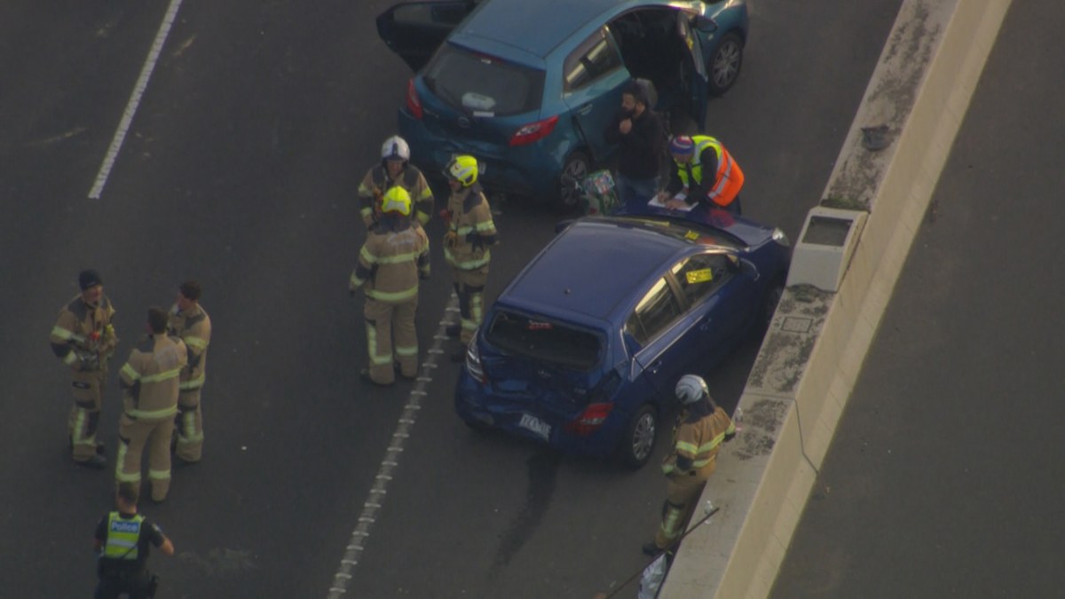 Melbourne: Lanes reopen after multi-vehicle crash in Melbourne | Nine ...
