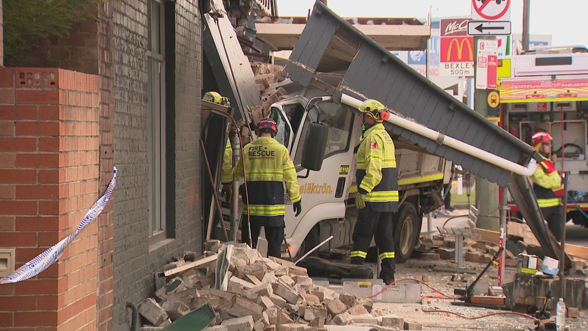 Driver trapped after truck crashes into Sydney home | Nine.com.au
