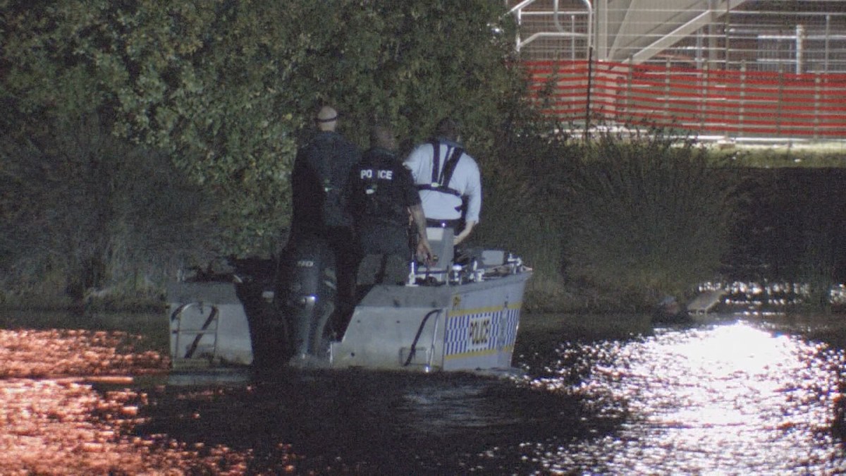 Melbourne news: Police find man hiding in lake after alleged bus ...