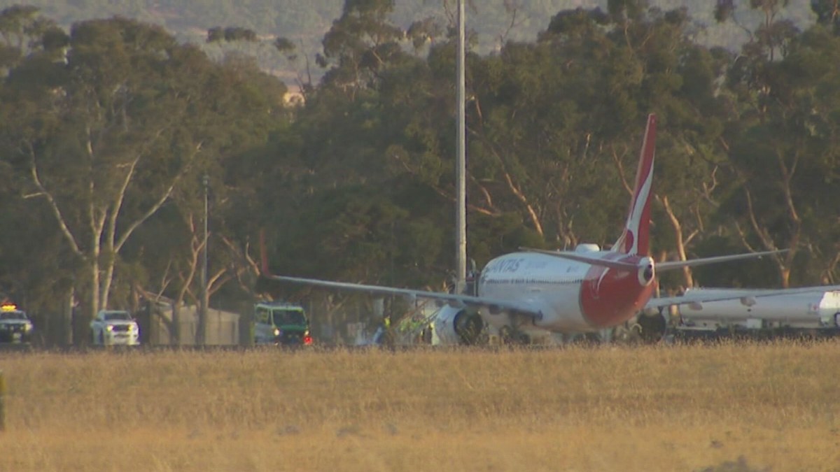 Flight QF691: Wild winds force Qantas flight to Adelaide to divert to ...