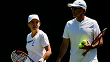 Simona Halep practices with coach Darren Cahill.