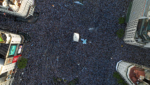 <p>The Argentinian players are expected back in Buenos Aires on the 21st, but the party hasn&#x27;t stopped for the fans.</p><p>This incredible overhead footage in Buenos Aires captures the sheer number of fans that packed the streets after the penalty shootout win.﻿</p>