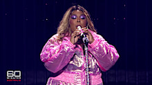 Lizzo is a born performer, expertly playing My Heart Will Go On on the recorder mere moments after 60 Minutes reporter Tom Steinfort handed her the instrument she hasn't played in years.