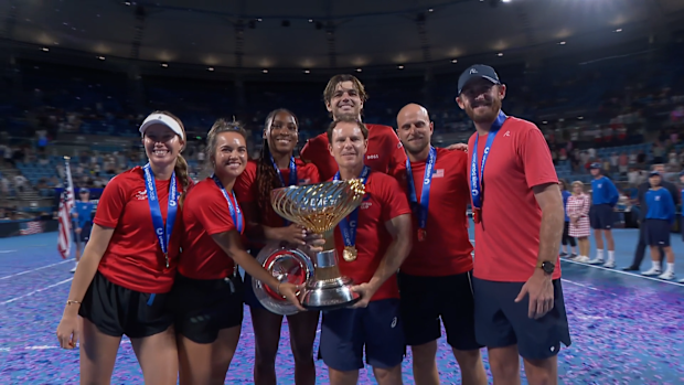 La selección americana celebra con la United Cup tras su victoria en la final ante la selección polaca.