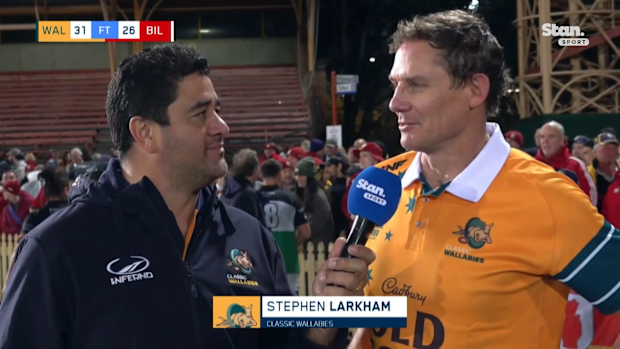 Morgan Turinui conversa con Stephen Larkham.