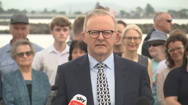 The prime minister was speaking in Lake Illawarra when he was heckled by several onlookers.
