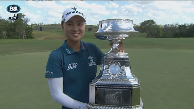 Minjee Lee PGA Şampiyonası kupasını tutuyor.