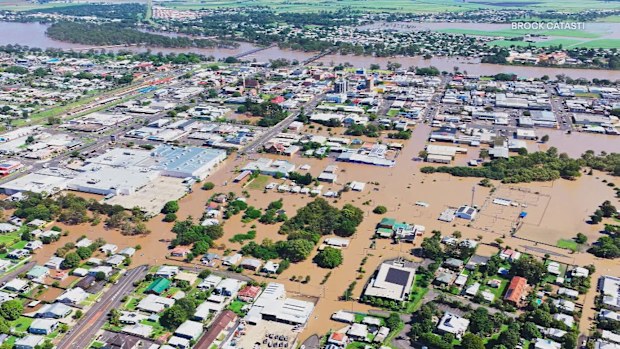 Queensland flooding: Bodies found in search for two missing Chinese ...