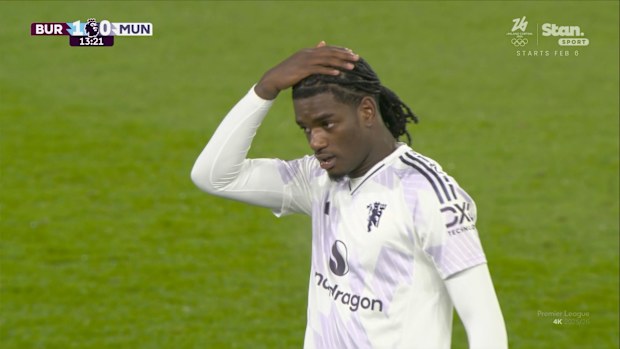 Ayden Heaven, kendi kalesine gol attıktan sonra tepki veriyor.