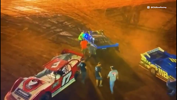 Greg Martin (coche azul) fue detenido y acusado de agresión agravada tras utilizar su coche para chocar contra el de un rival tras un incidente en la pista de Estados Unidos.