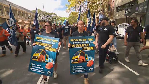 ETU members were protesting outside the state parliament today in a bid to end the pay disputes. 