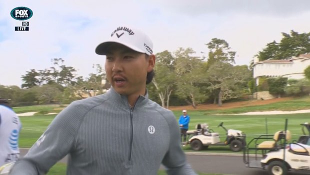 Min Woo Lee, Colin Morikawa'nın kazanan vuruşuna tepki veriyor.