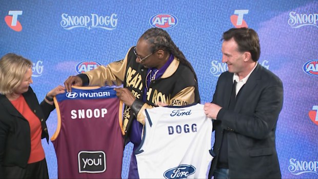 Snoop Dogg ha introdotto il salto da Brisbane e Geelong, insieme al capo AFL Andrew Dillon.