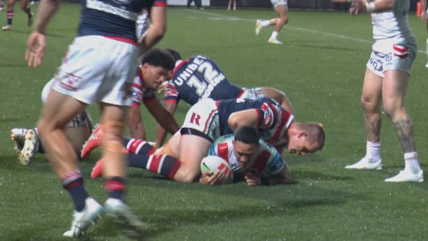 Valentine Holmes, Lindsay Collins tarafından yere düşürülüyor.