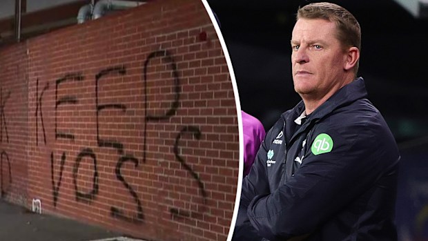 Carlton HQ'deki grafiti, Blues teknik direktörü Michael Voss'un görevde kalmasını istiyor.