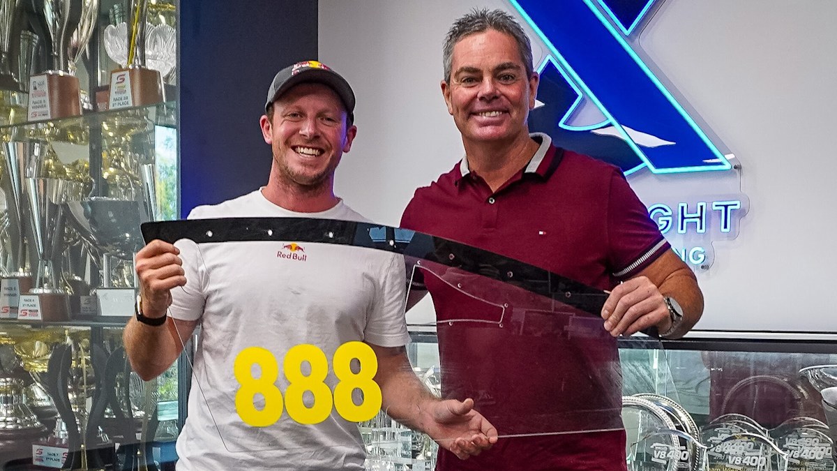 Craig Lowndes overhandigt nummer 888 aan Will Brown, commentaar, reactie