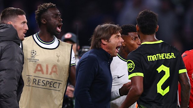 Antonio Conte remonstrates with referee Danny Makkelie.
