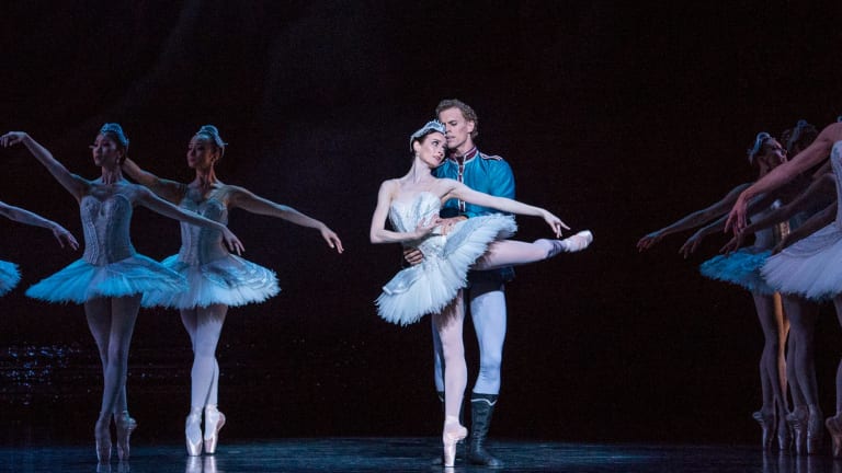 Swan Lake Review Beautiful But Dramatically Insipid Revival Of Australian Ballet Classic 