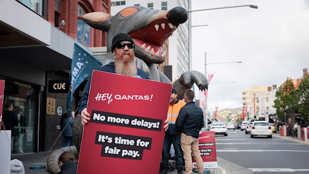 An engineers' protest outside the 2024 Qantas AGM in Hobart.