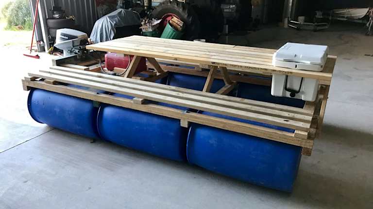 The floating picnic table with an outboard set to make ... (768 x 432 Pixel)