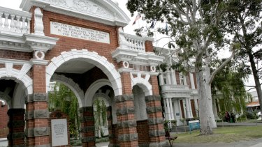 澳洲政府官员受贿、豪签$1600万道路合同！七大姑八大姨全家都收黑钱（组图） - 2