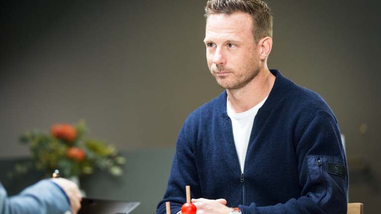 A participant in the SBS series How 'Mad' Are You? completes a test designed by a clinical psychologist.