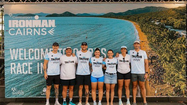 Cobras de Olive, Centros, seu colega Ironmob Members diante de Ironman Cairns.