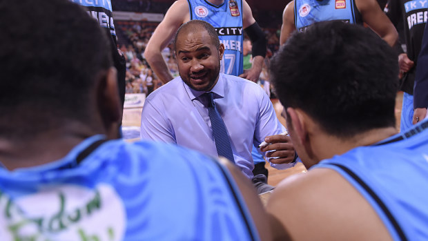 New Zealand Breakers head coach Kevin Braswell speaks to his players in 2018.