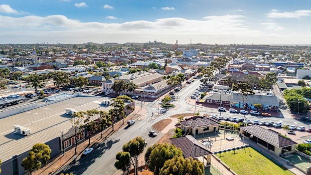 Kalgoorlie-Boulder residents have been among a strong smell since 2023, prompting council to enlist OPAM Consulting Director Philippe Najean to sniff out its origin.