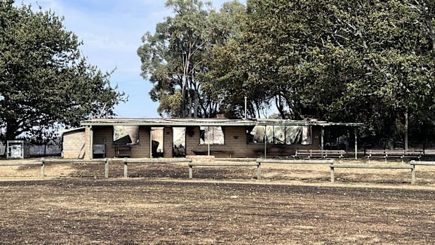 A major bushfire that has destroyed homes and left three people missing in central Victoria has created scenes that a local firefighter has likened to an "atomic bomb".